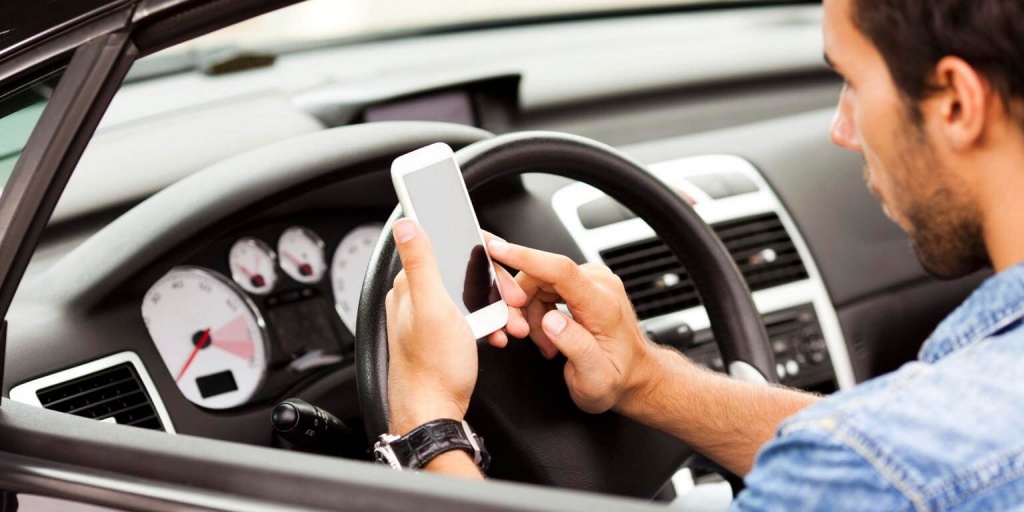 Может ли оштрафовать ИДПС водителя, который просто держит в руках телефон