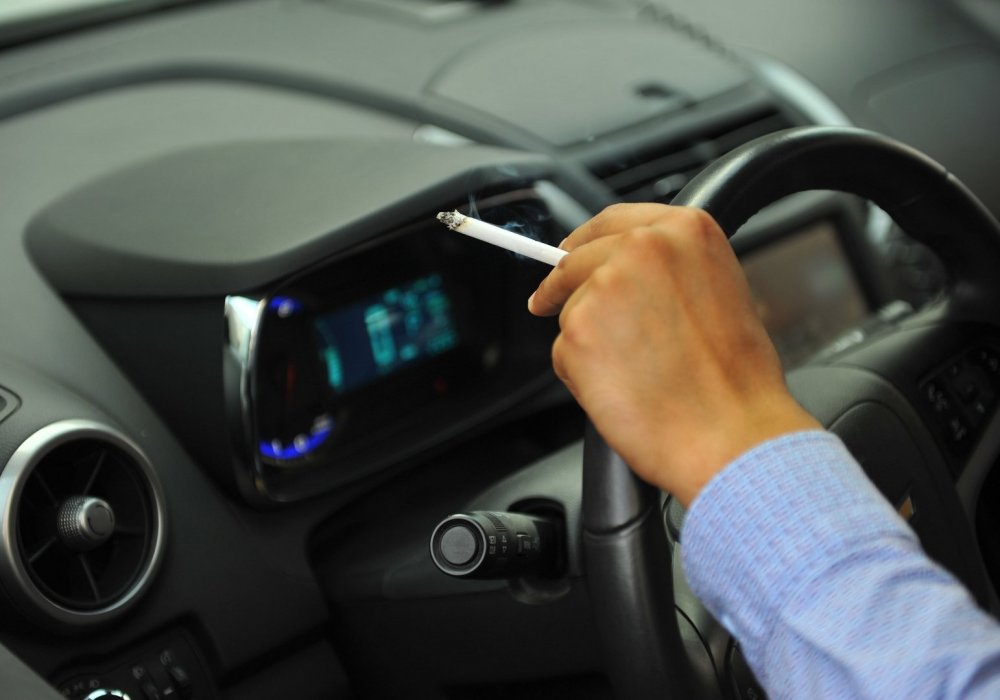 Автолюбителям могут запретить курить во время движения